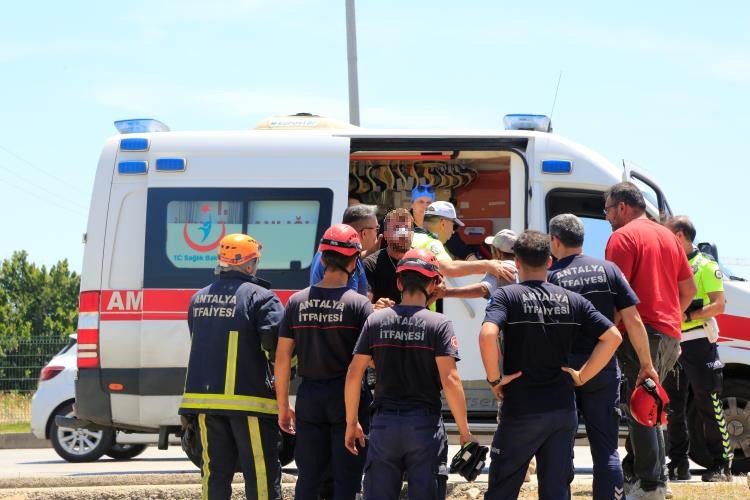 Kontrolü Kaybedip Beton Bloka Çarptı, Kazayı Duyan Baba Fenalık Geçirdi