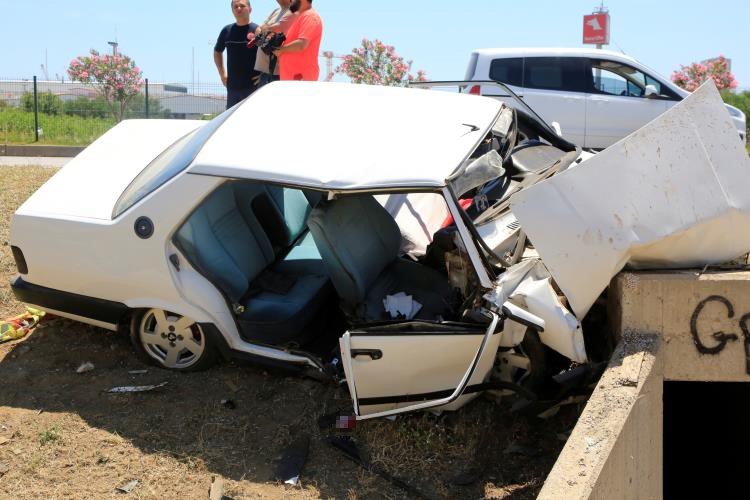 Kontrolü Kaybedip Beton Bloka Çarptı, Kazayı Duyan Baba Fenalık Geçirdi