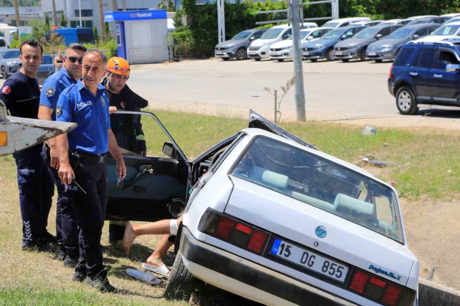 Kontrolü Kaybedip Beton Bloka Çarptı, Kazayı Duyan Baba Fenalık Geçirdi