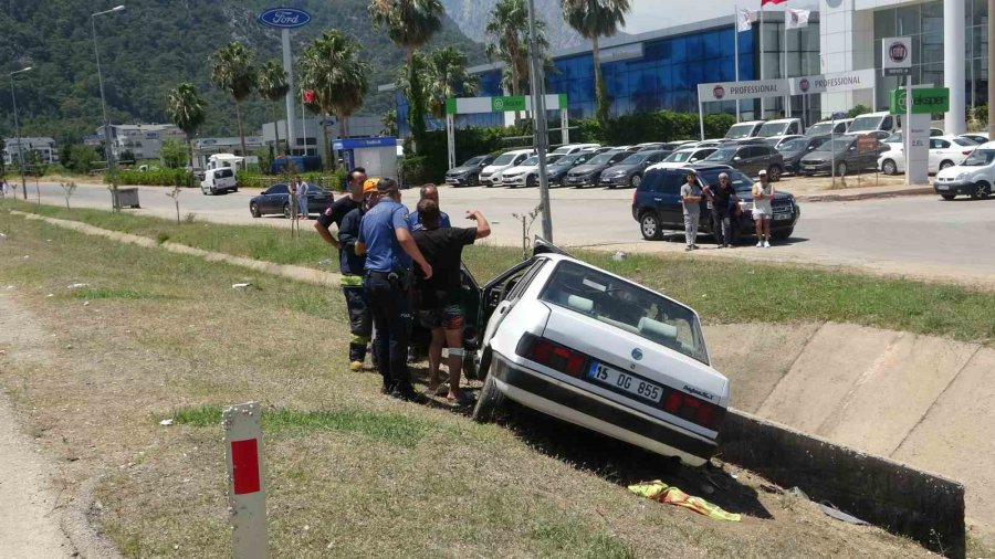 Kontrolü Kaybedip Beton Bloka Çarptı, Kazayı Duyan Baba Fenalık Geçirdi