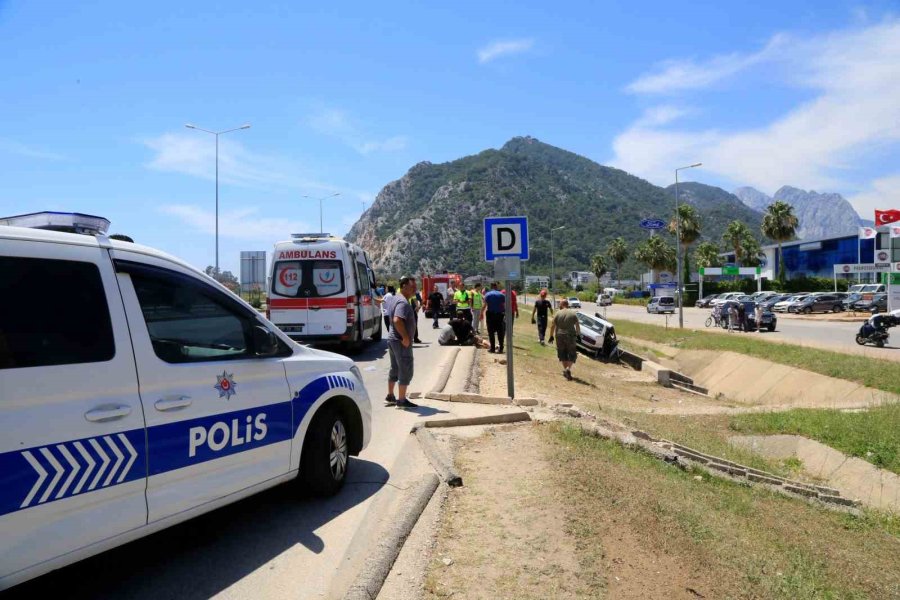 Kontrolü Kaybedip Beton Bloka Çarptı, Kazayı Duyan Baba Fenalık Geçirdi