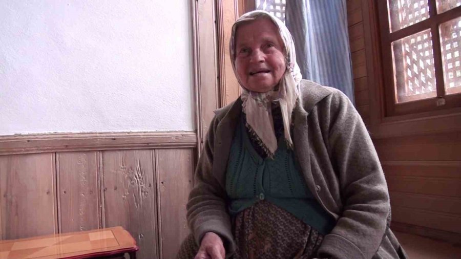 Kadınlar İçin Ayrı, Erkekler İçin Ayrı Kapı Tokmağı Geleneği 300 Yıldır Devam Ediyor