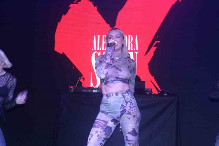 Dünyaca Ünlü Şarkıcı Alexandra Stan Antalya’da Sahne Aldı