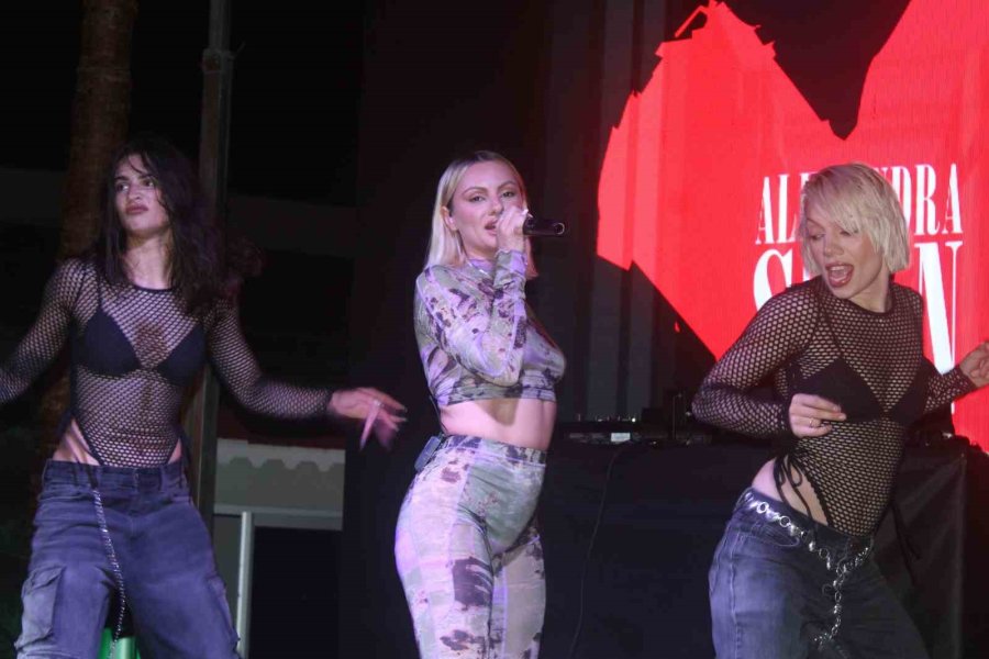 Dünyaca Ünlü Şarkıcı Alexandra Stan Antalya’da Sahne Aldı