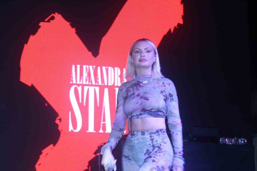 Dünyaca Ünlü Şarkıcı Alexandra Stan Antalya’da Sahne Aldı