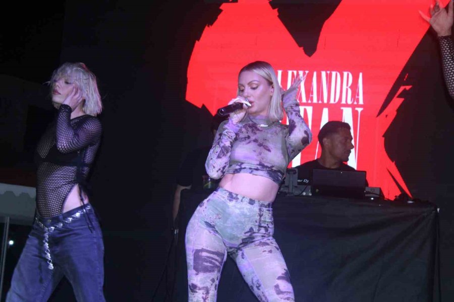 Dünyaca Ünlü Şarkıcı Alexandra Stan Antalya’da Sahne Aldı