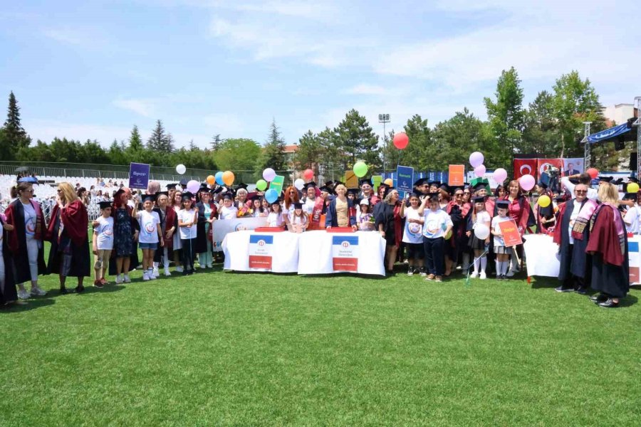 7’den 70’e Mezuniyet Sevinci Yaşayan Anadolu Üniversitesi Öğrencileri Kep Attı