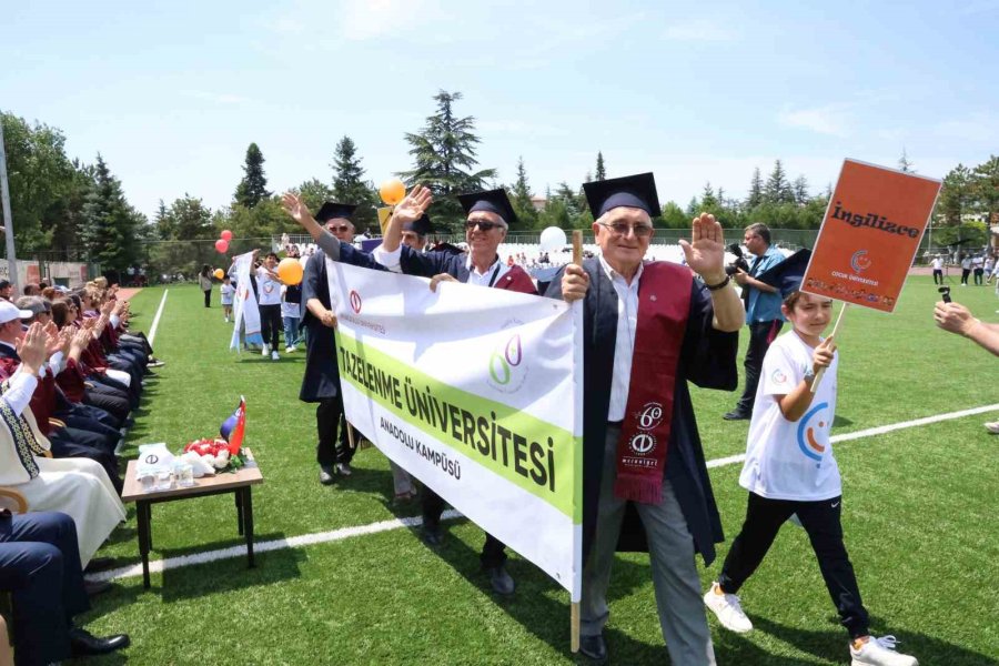 7’den 70’e Mezuniyet Sevinci Yaşayan Anadolu Üniversitesi Öğrencileri Kep Attı