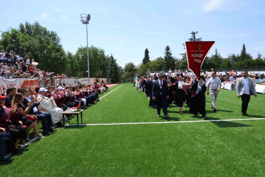 7’den 70’e Mezuniyet Sevinci Yaşayan Anadolu Üniversitesi Öğrencileri Kep Attı