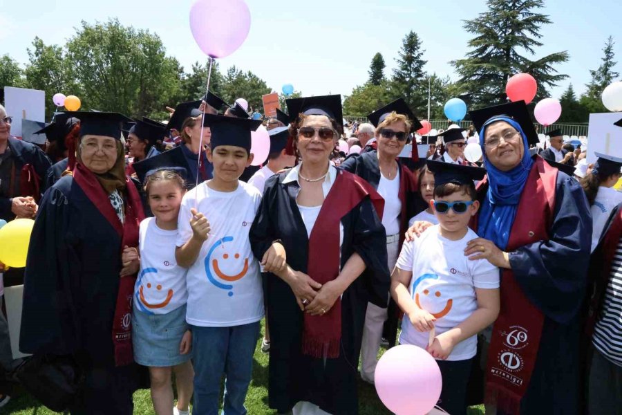 7’den 70’e Mezuniyet Sevinci Yaşayan Anadolu Üniversitesi Öğrencileri Kep Attı