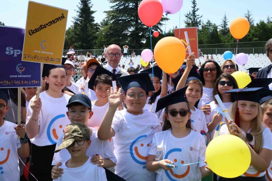 7’den 70’e Mezuniyet Sevinci Yaşayan Anadolu Üniversitesi Öğrencileri Kep Attı