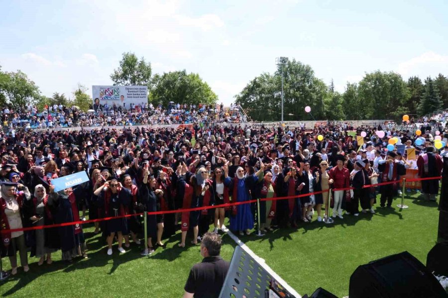 7’den 70’e Mezuniyet Sevinci Yaşayan Anadolu Üniversitesi Öğrencileri Kep Attı