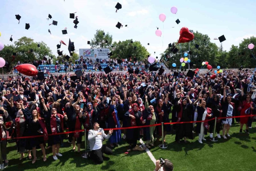 7’den 70’e Mezuniyet Sevinci Yaşayan Anadolu Üniversitesi Öğrencileri Kep Attı