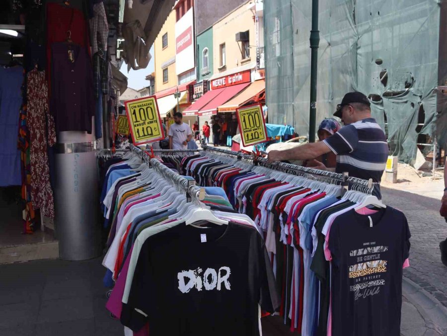 Eskişehir’de Sıcak Hava İle Birlikte Kıyafet Tercihleri Değişiyor