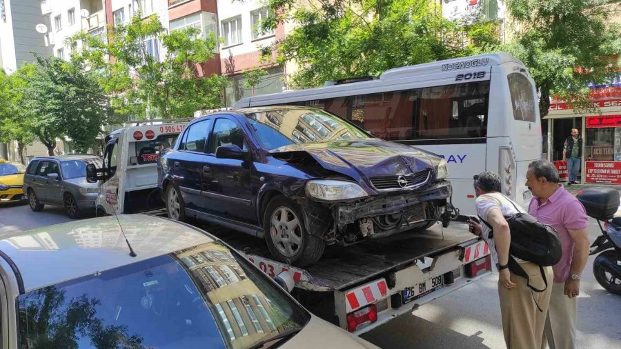 Kırmızı Işık İhlali Yapan Otomobilin Sebep Olduğu Kaza Güvenlik Kamerasına Yansıdı