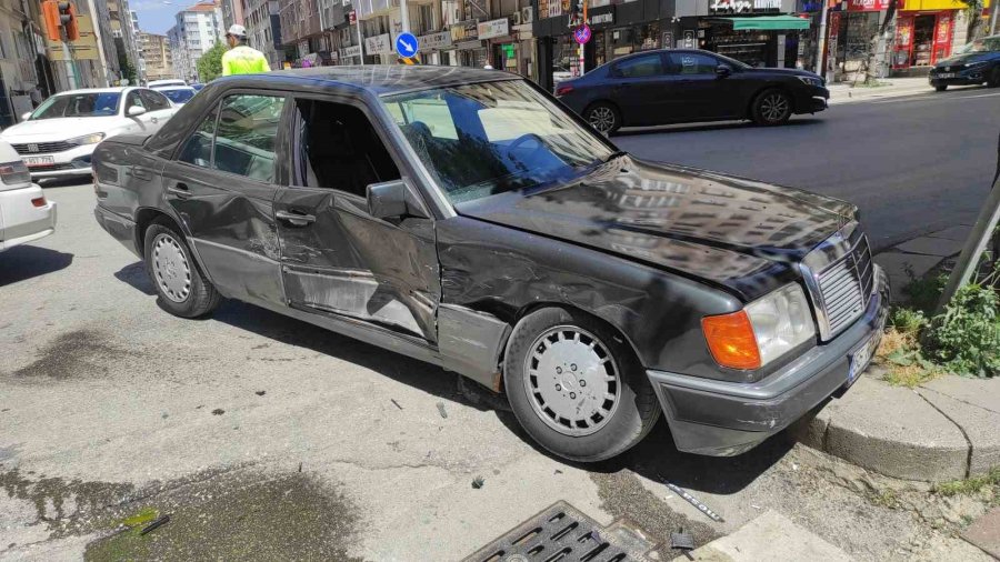 Kırmızı Işık İhlali Yapan Otomobilin Sebep Olduğu Kaza Güvenlik Kamerasına Yansıdı