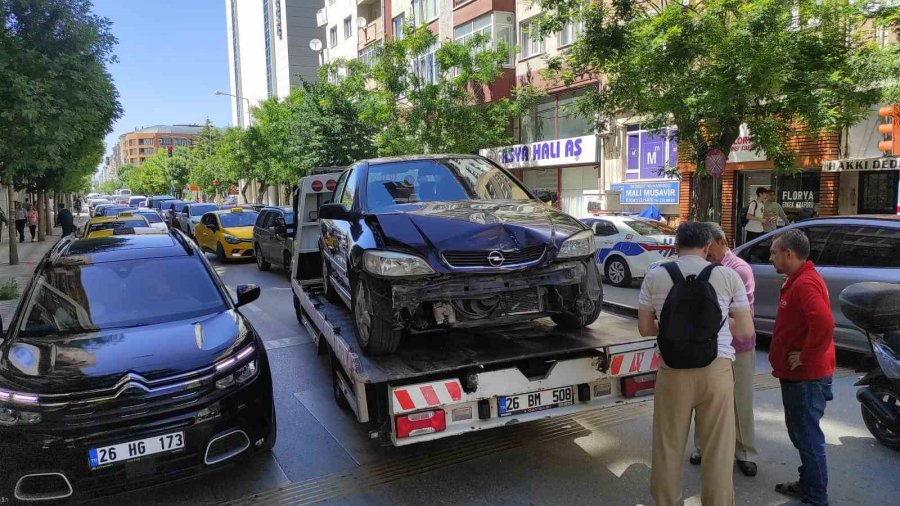 Kırmızı Işık İhlali Yapan Otomobilin Sebep Olduğu Kaza Güvenlik Kamerasına Yansıdı