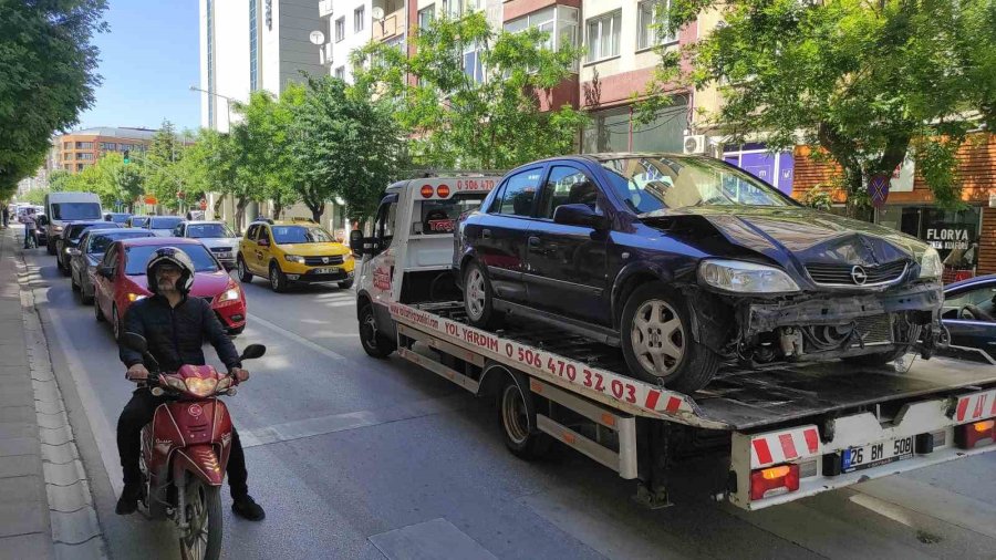 Kırmızı Işık İhlali Yapan Otomobilin Sebep Olduğu Kaza Güvenlik Kamerasına Yansıdı