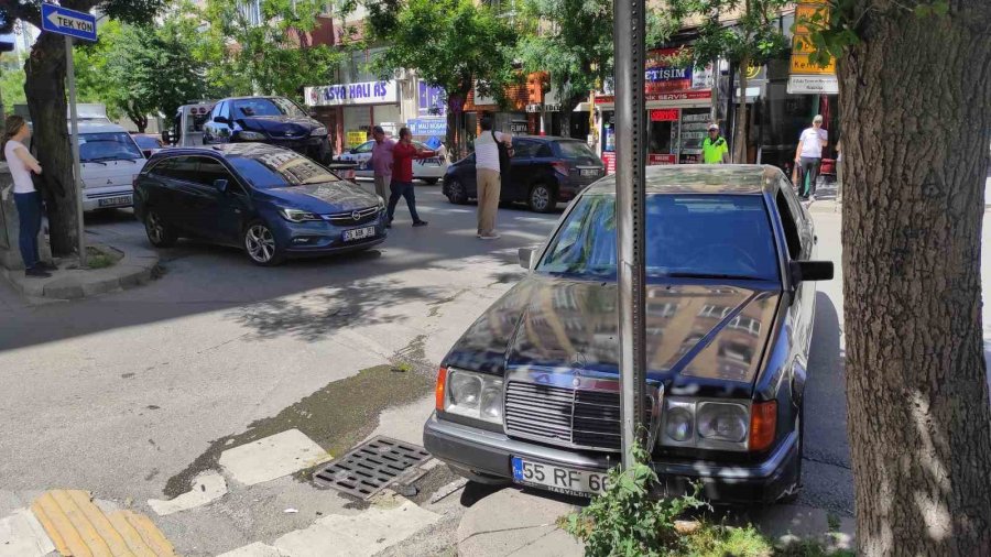 Kırmızı Işık İhlali Yapan Otomobilin Sebep Olduğu Kaza Güvenlik Kamerasına Yansıdı