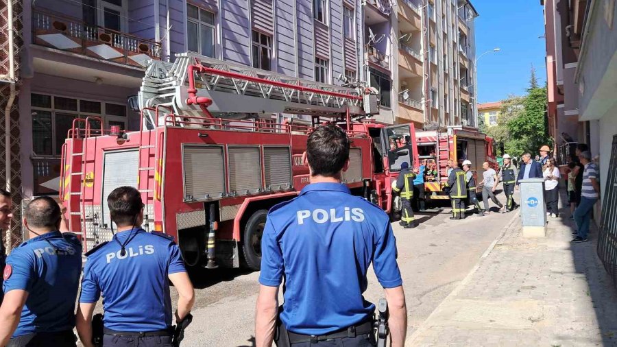 Karaman’da 5 Katlı Binanın Çatısında Yangın