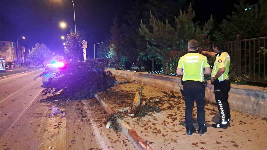 Kontrolden Çıkan Otomobil Hastanenin Duvarına Çarparak Durabildi: 1 Yaralı