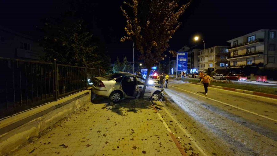 Kontrolden Çıkan Otomobil Hastanenin Duvarına Çarparak Durabildi: 1 Yaralı