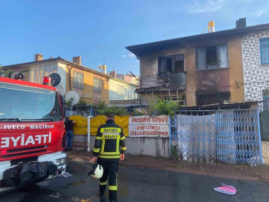 2 Katlı İkamette Çıkan Yangın İtfaiye Ekipleri Tarafından Söndürüldü