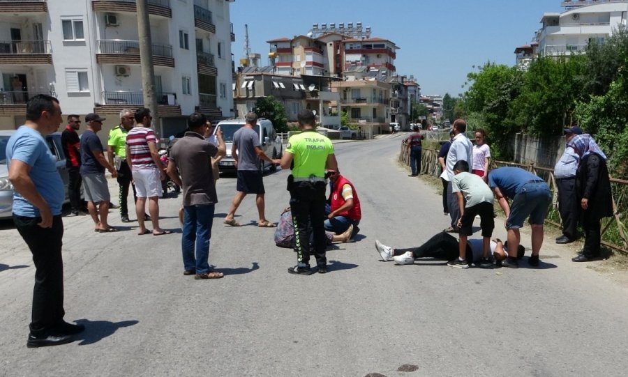 Yaralıları Güneşten Etkilenmemesi İçin Otomobil Güneşliği İle Korumaya Çalıştılar