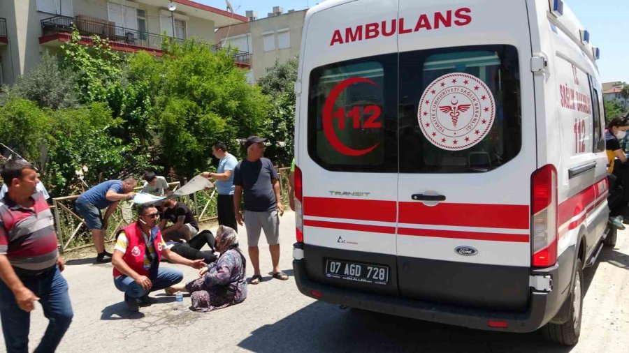 Yaralıları Güneşten Etkilenmemesi İçin Otomobil Güneşliği İle Korumaya Çalıştılar