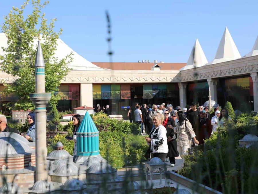 İçişleri Bakanı Ali Yerlikaya Memleketi Konya’da Şehit Yakınlarını Ağırladı