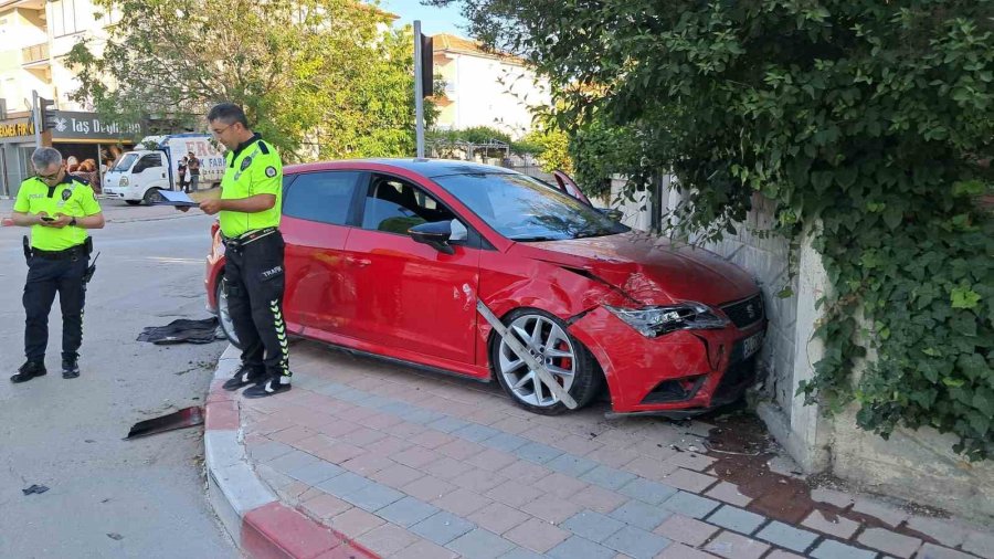 İki Otomobilin Çarpıştığı Kazada Yayanın Kıl Payı Kurtulması Kamerada