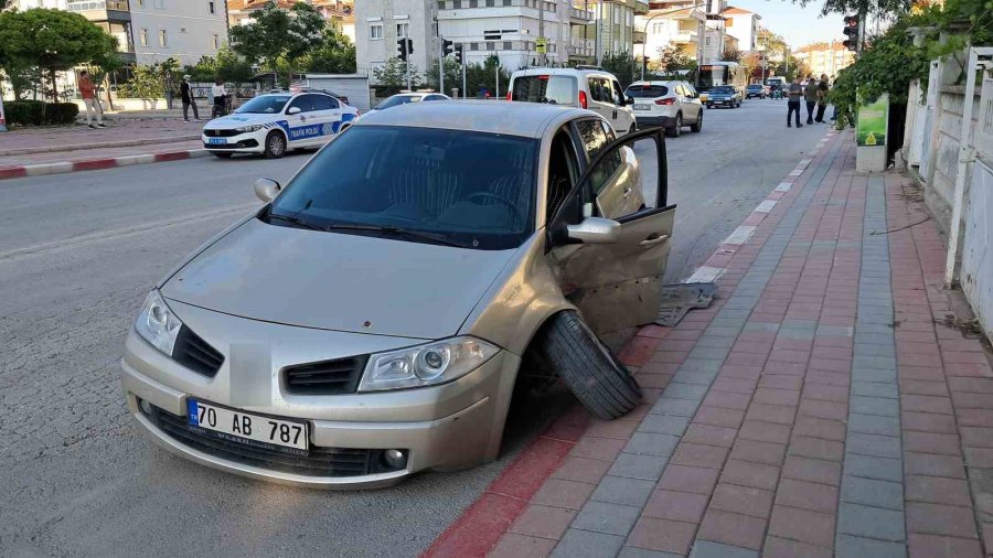 İki Otomobilin Çarpıştığı Kazada Yayanın Kıl Payı Kurtulması Kamerada