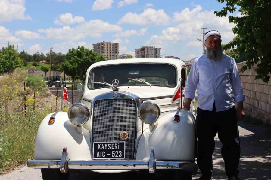 Adnan Menderes’in Korumasının Kullandığı Otomobile Gözü Gibi Bakıyor