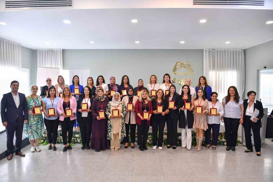 Mersin’de Kadın Muhtarlara Plaket Verildi