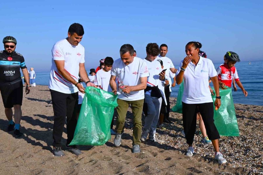 Manavgat’ta Doğa Tutkunları Sahili Temizledi