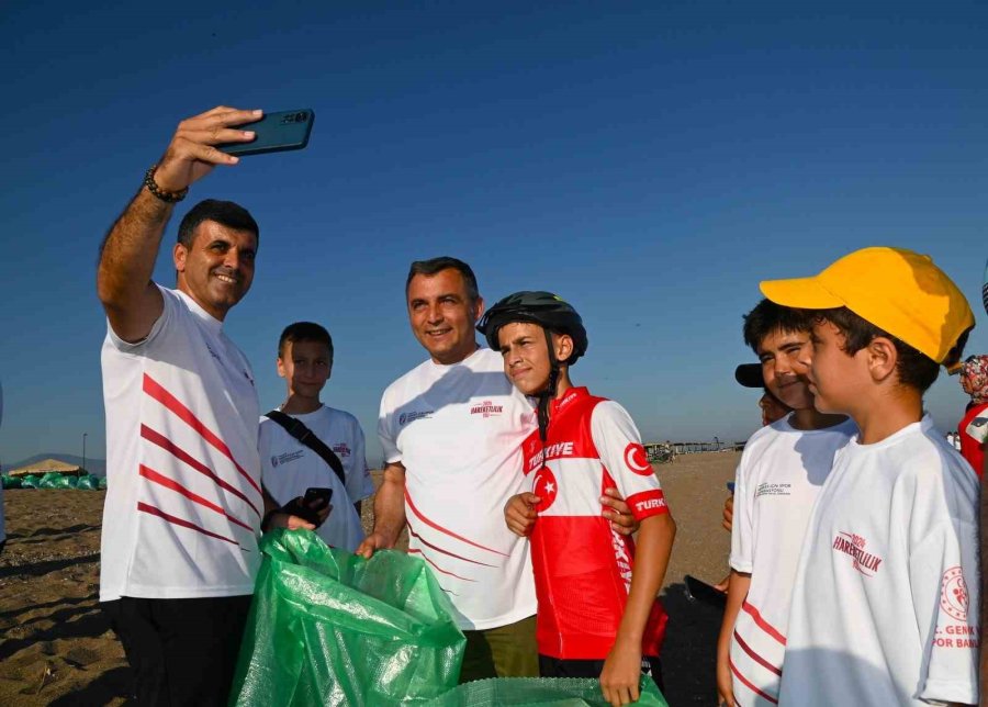 Manavgat’ta Doğa Tutkunları Sahili Temizledi