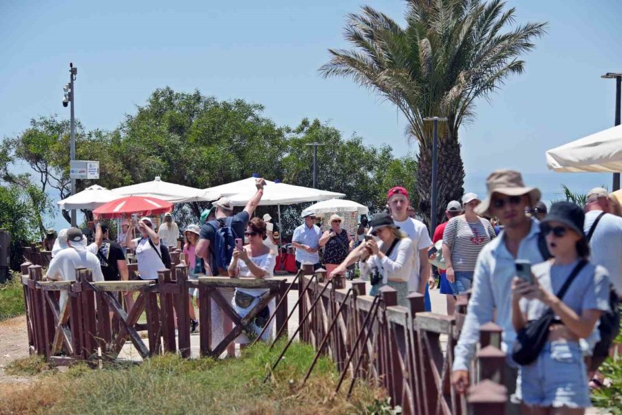 Turistlerin "yasak Aşkı" Düden Şelalesi