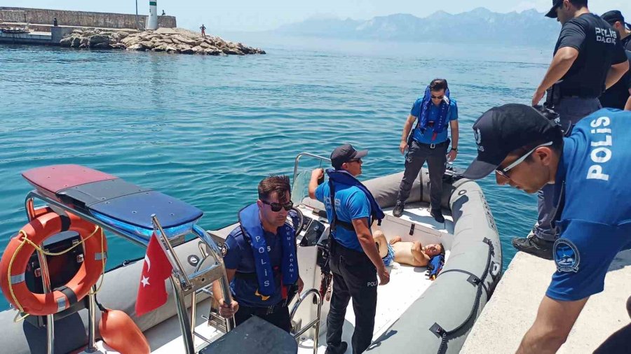 Balık Tutarken Kayalıklardan Düşen Genci Deniz Polisi Kurtardı