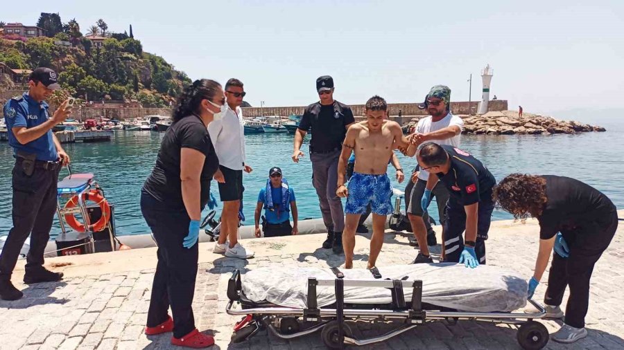 Balık Tutarken Kayalıklardan Düşen Genci Deniz Polisi Kurtardı