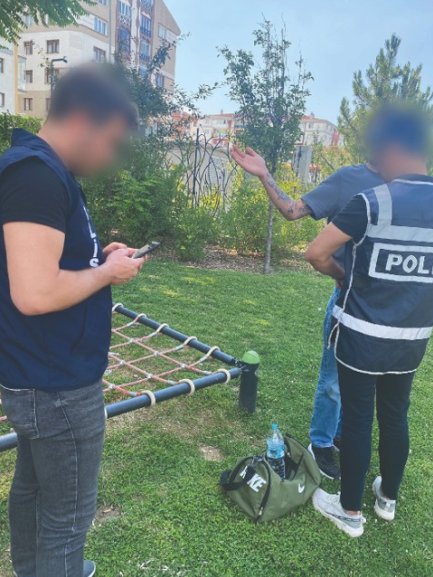 Polis Ekipleri Parklardaki Şüpheli Şahıslara Kimlik Sorgusu Yaptı