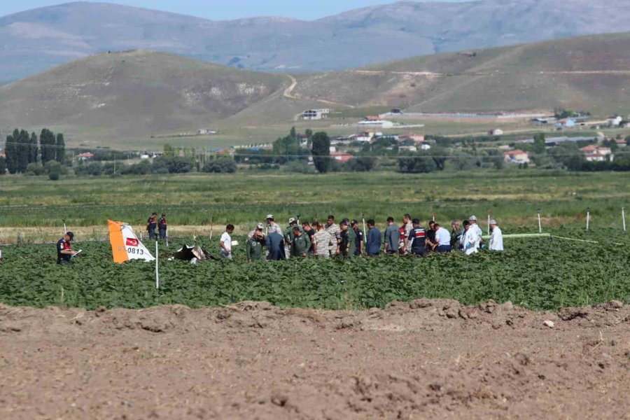 Düşen Uçağın Enkazında İncelemeler Sürüyor