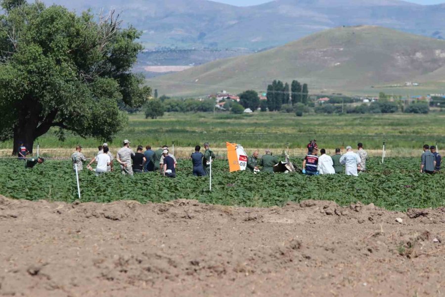 Düşen Uçağın Enkazında İncelemeler Sürüyor