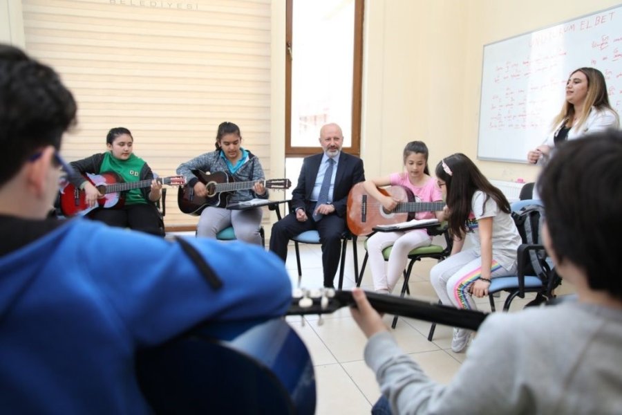 Başkan Çolakbayrakdar: "gençler İçin Ne Yapsak Azdır"