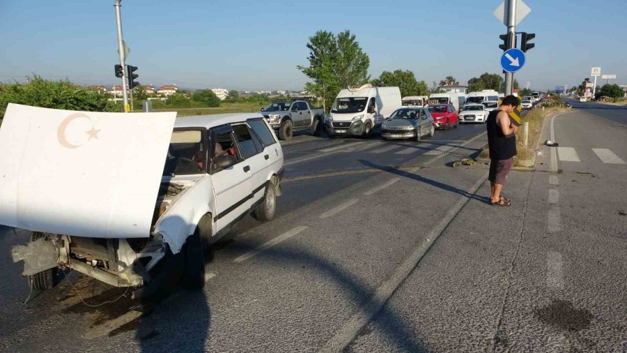 Tofaş’lar Kafa Kafaya Çarpıştı, O Anlar Güvenlik Kamerasına Yansıdı