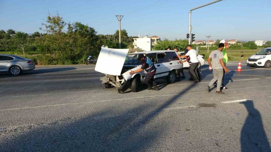 Tofaş’lar Kafa Kafaya Çarpıştı, O Anlar Güvenlik Kamerasına Yansıdı