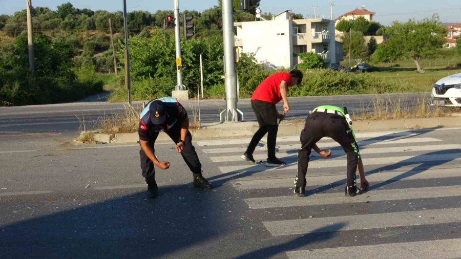 Tofaş’lar Kafa Kafaya Çarpıştı, O Anlar Güvenlik Kamerasına Yansıdı