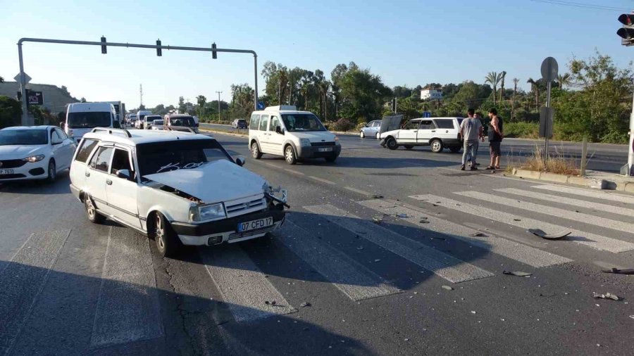 Tofaş’lar Kafa Kafaya Çarpıştı, O Anlar Güvenlik Kamerasına Yansıdı