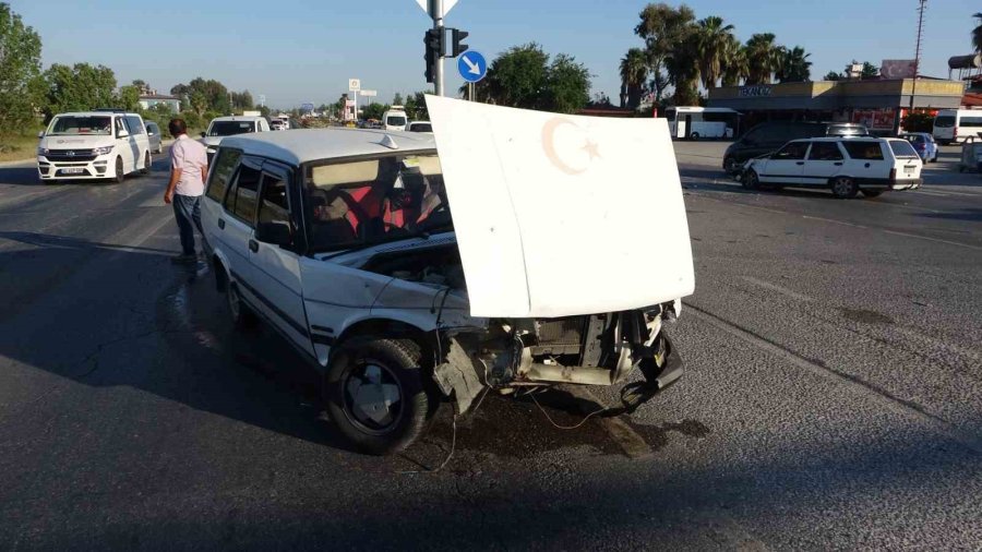 Tofaş’lar Kafa Kafaya Çarpıştı, O Anlar Güvenlik Kamerasına Yansıdı