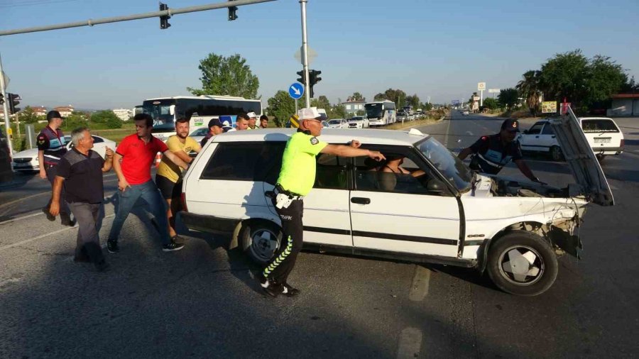 Tofaş’lar Kafa Kafaya Çarpıştı, O Anlar Güvenlik Kamerasına Yansıdı