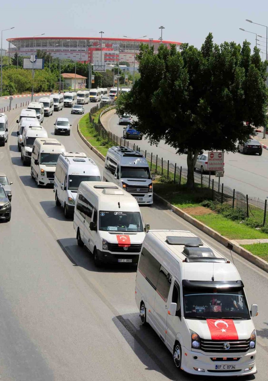 Antalya’da Servisçiler Korsana İsyan Etti